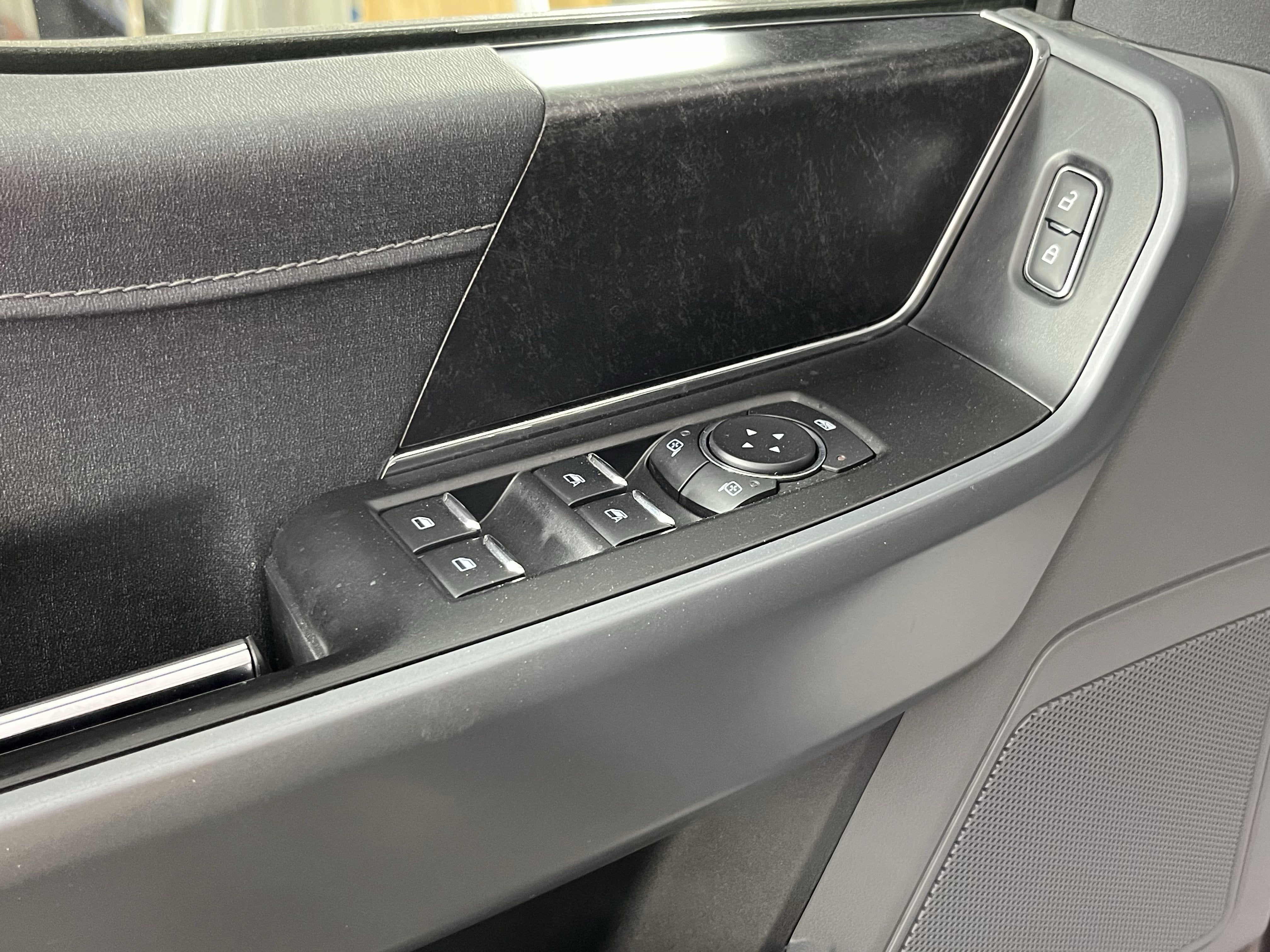 2022 Ford F-150 Lightning Base