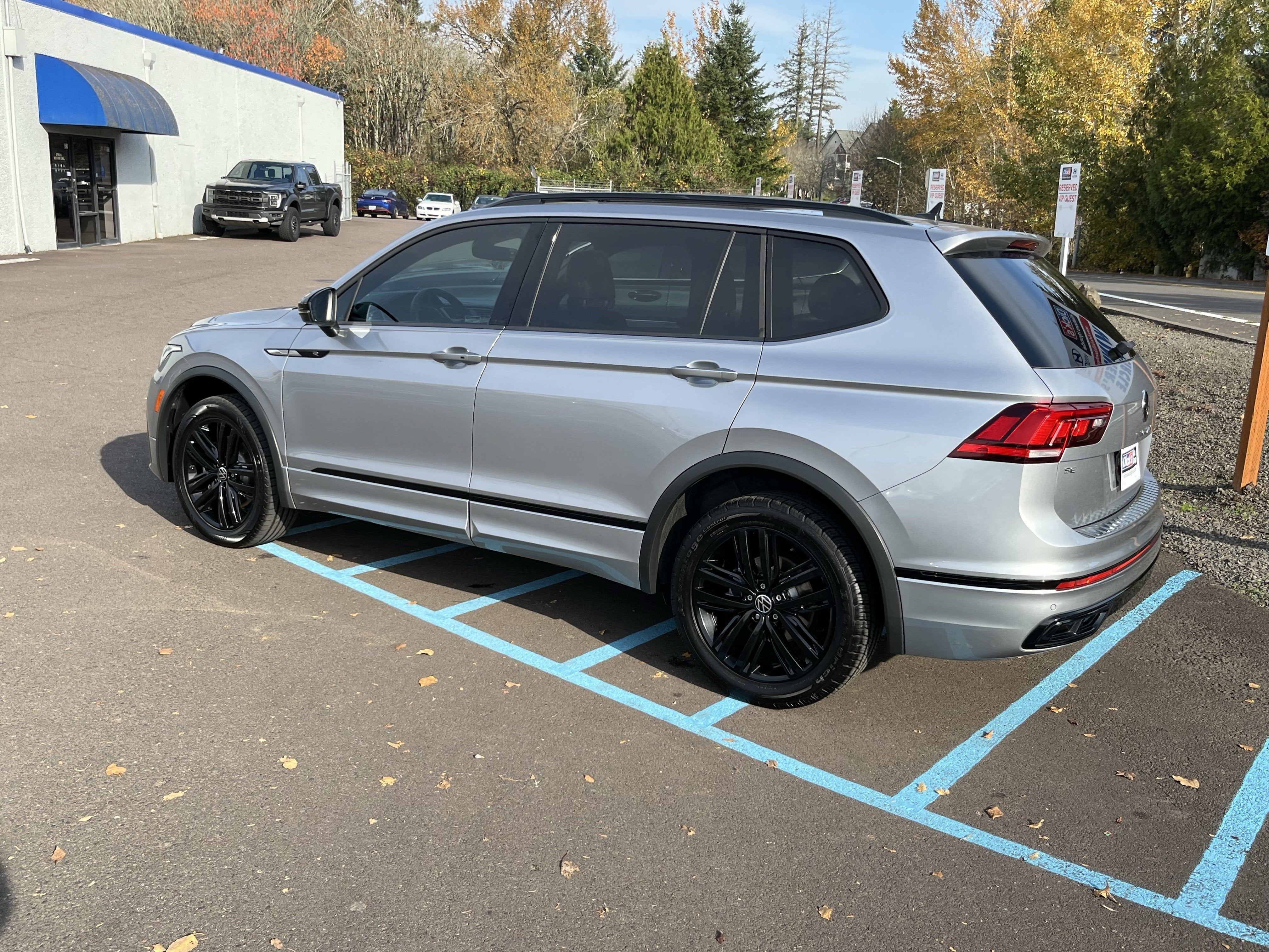 2022 Volkswagen Tiguan SE R-Line Black