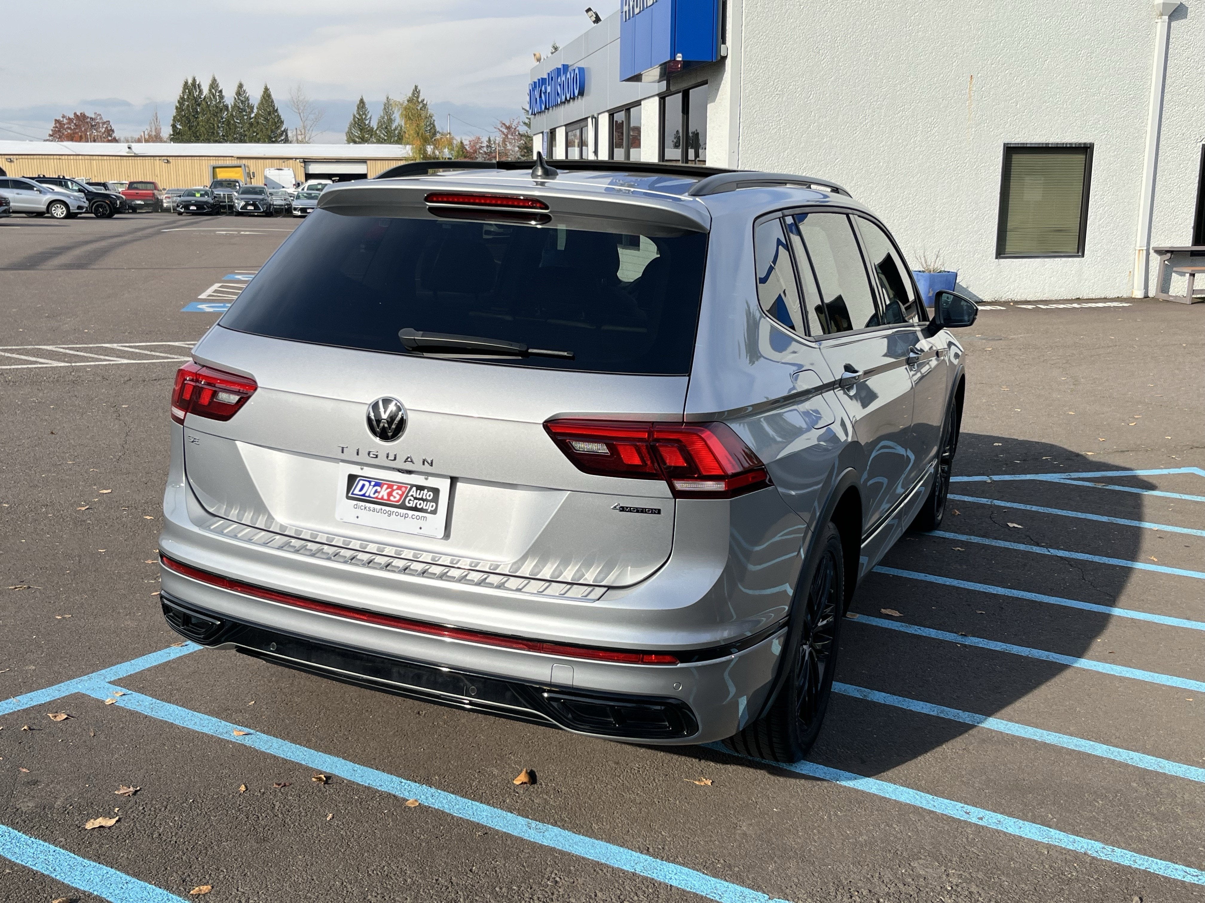 2022 Volkswagen Tiguan SE R-Line Black