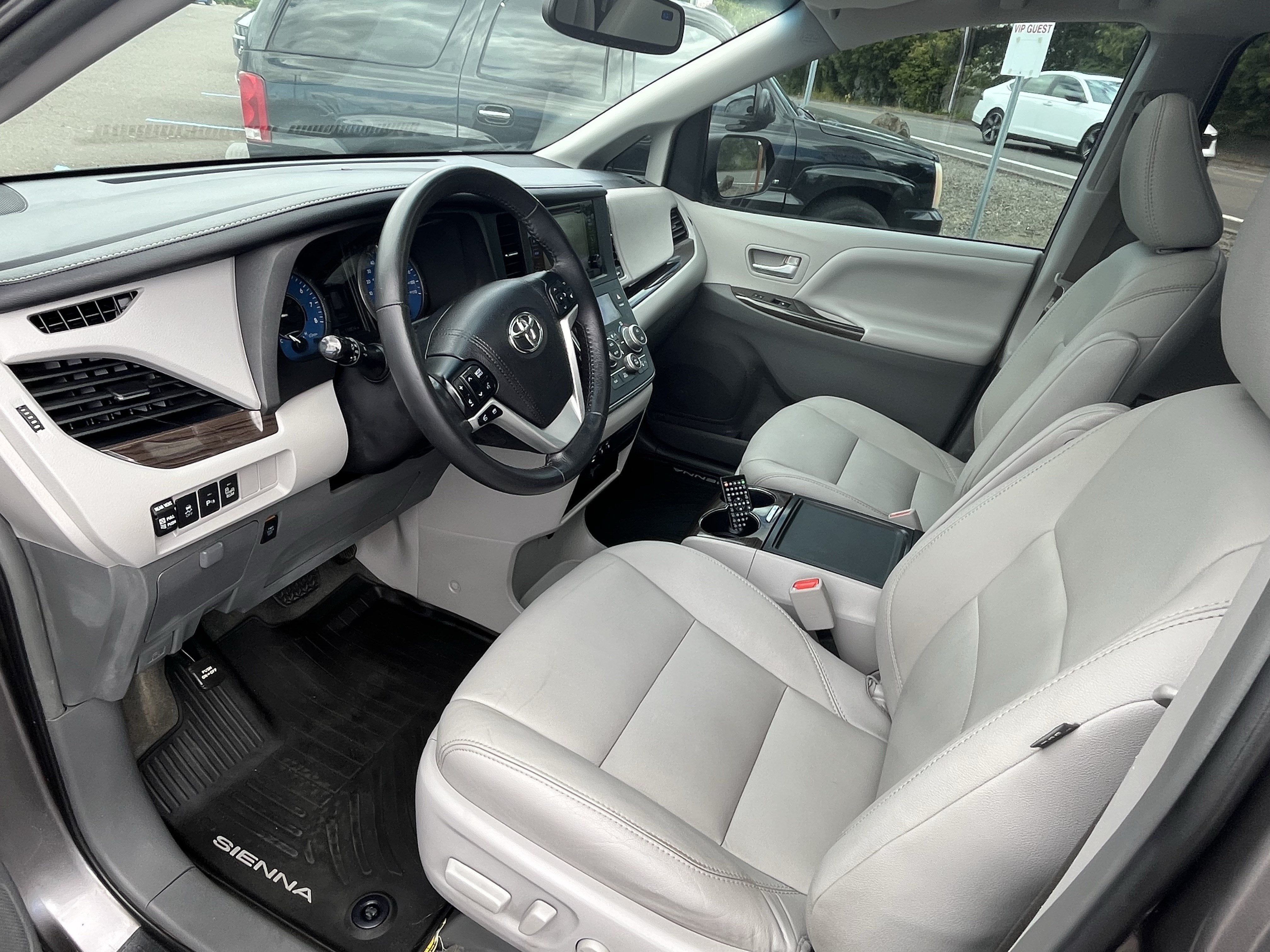 2017 Toyota Sienna XLE