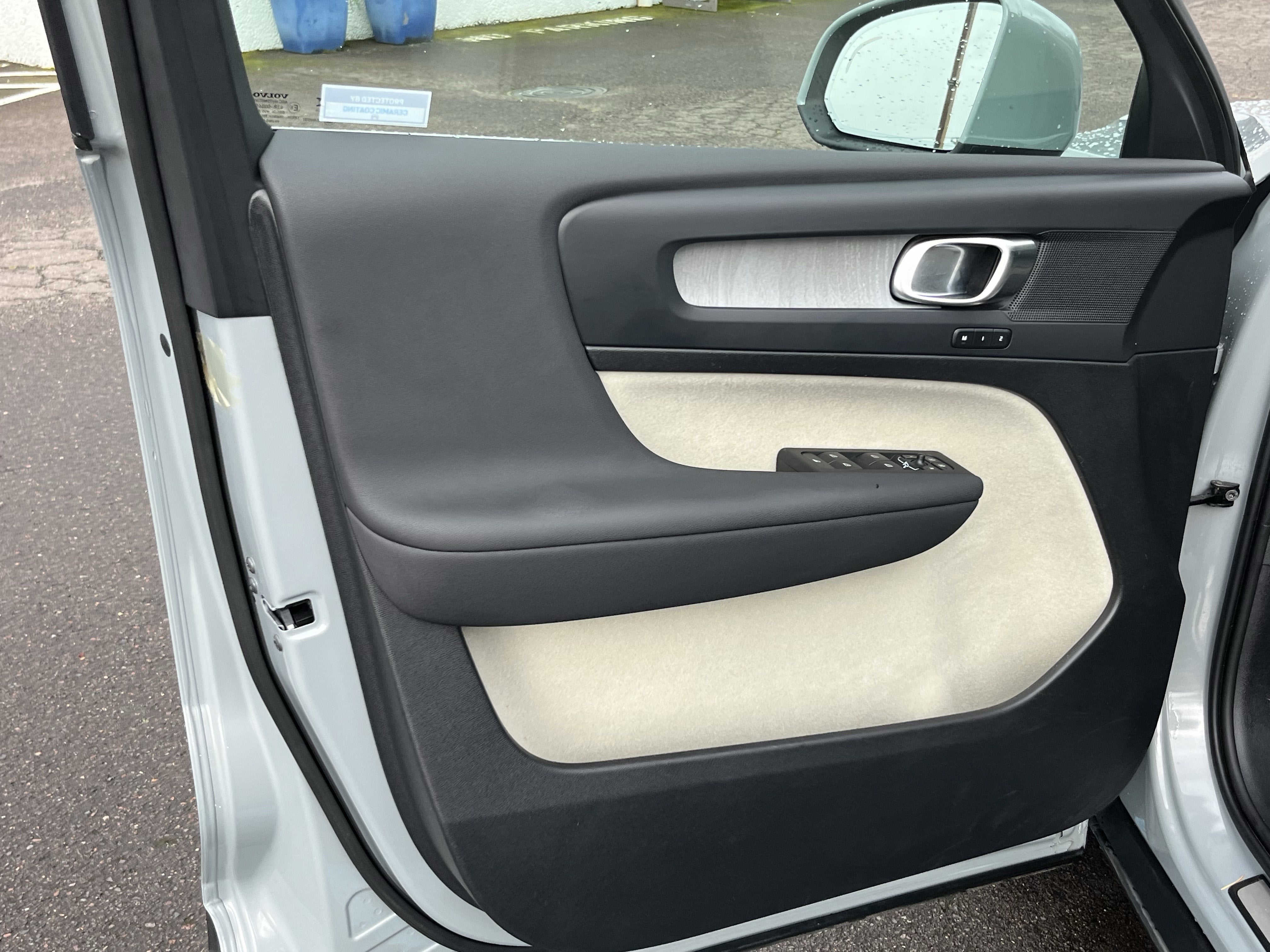 2024 Volvo XC40 Plus Bright Theme