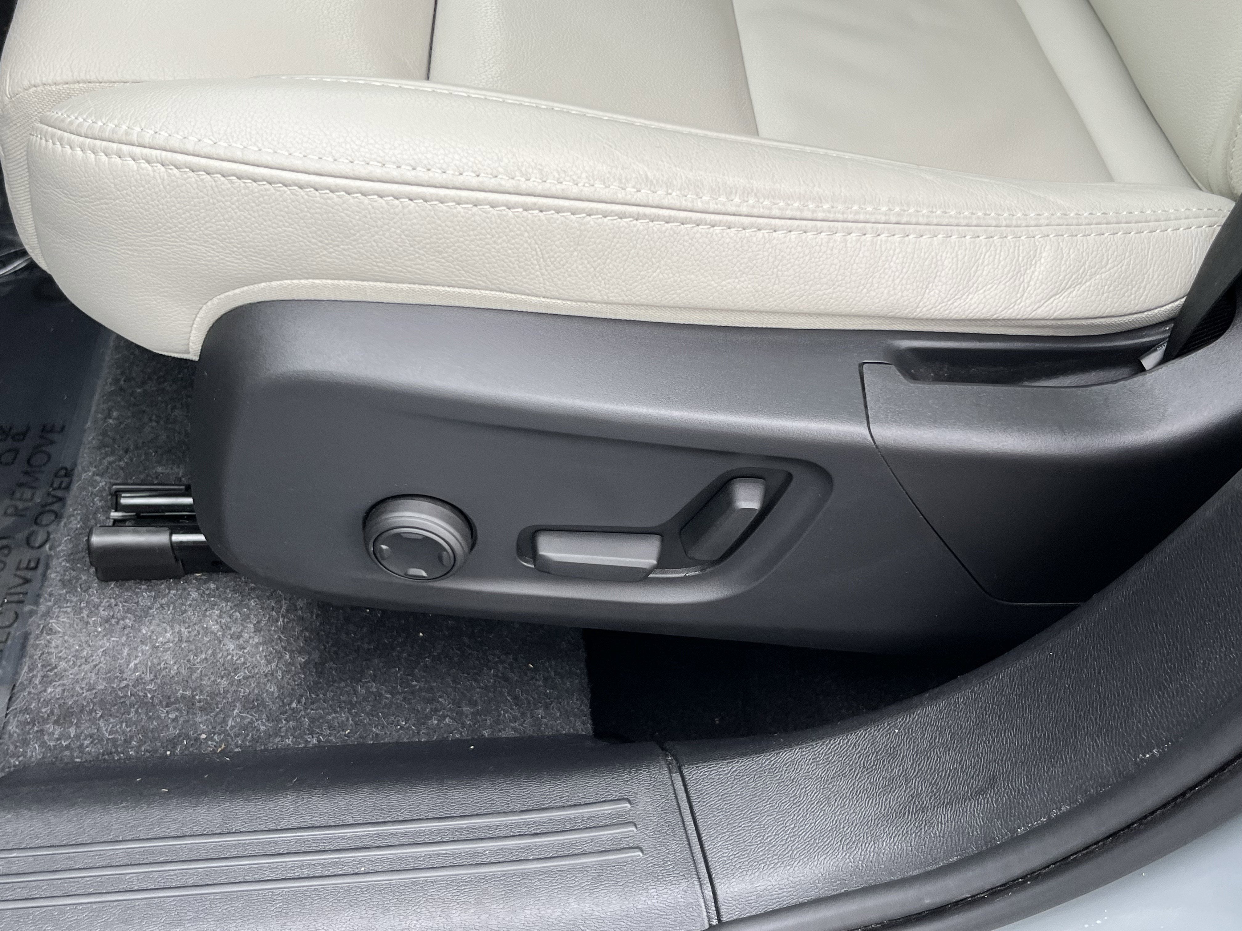 2024 Volvo XC40 Plus Bright Theme