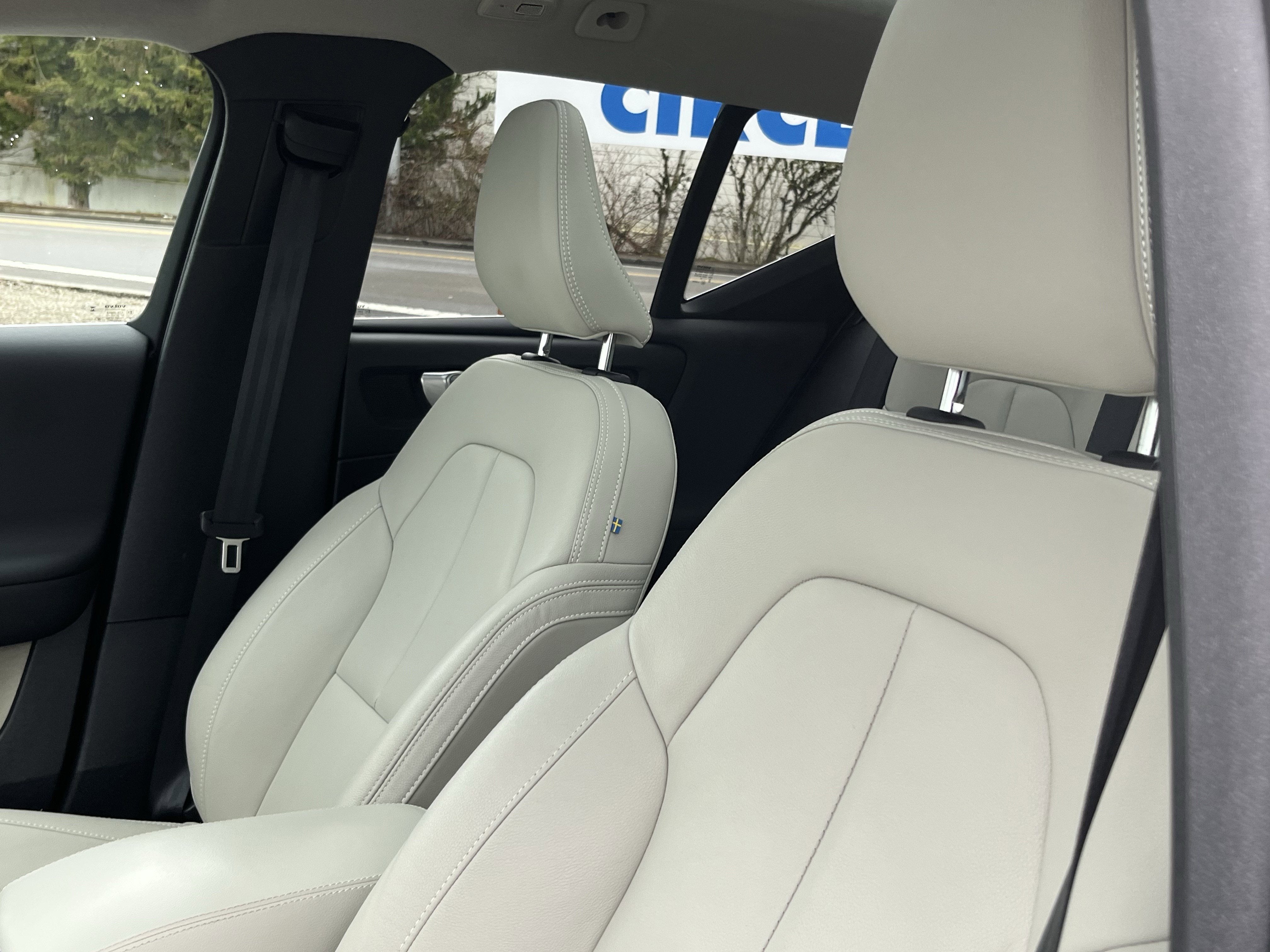 2024 Volvo XC40 Plus Bright Theme