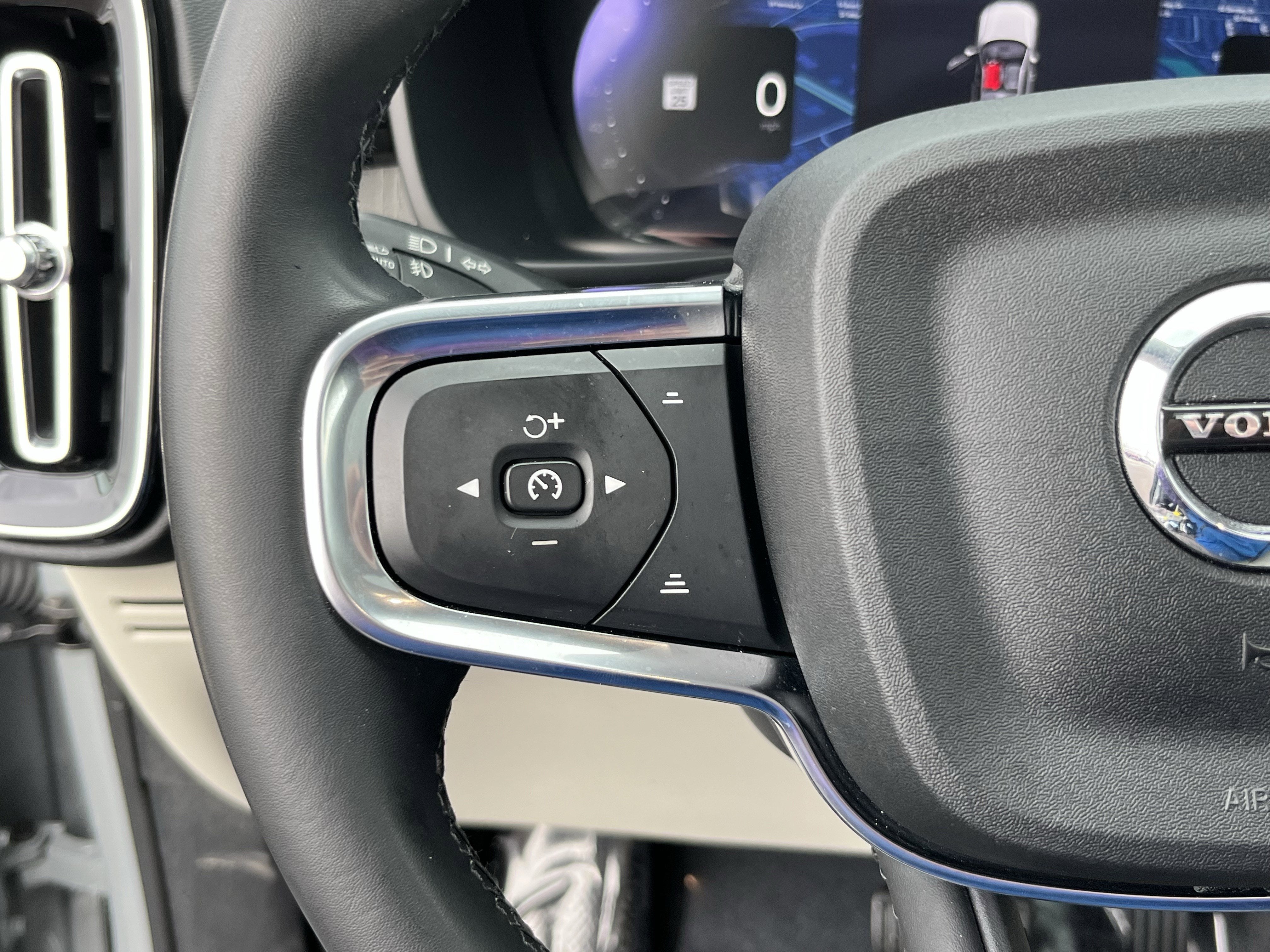 2024 Volvo XC40 Plus Bright Theme