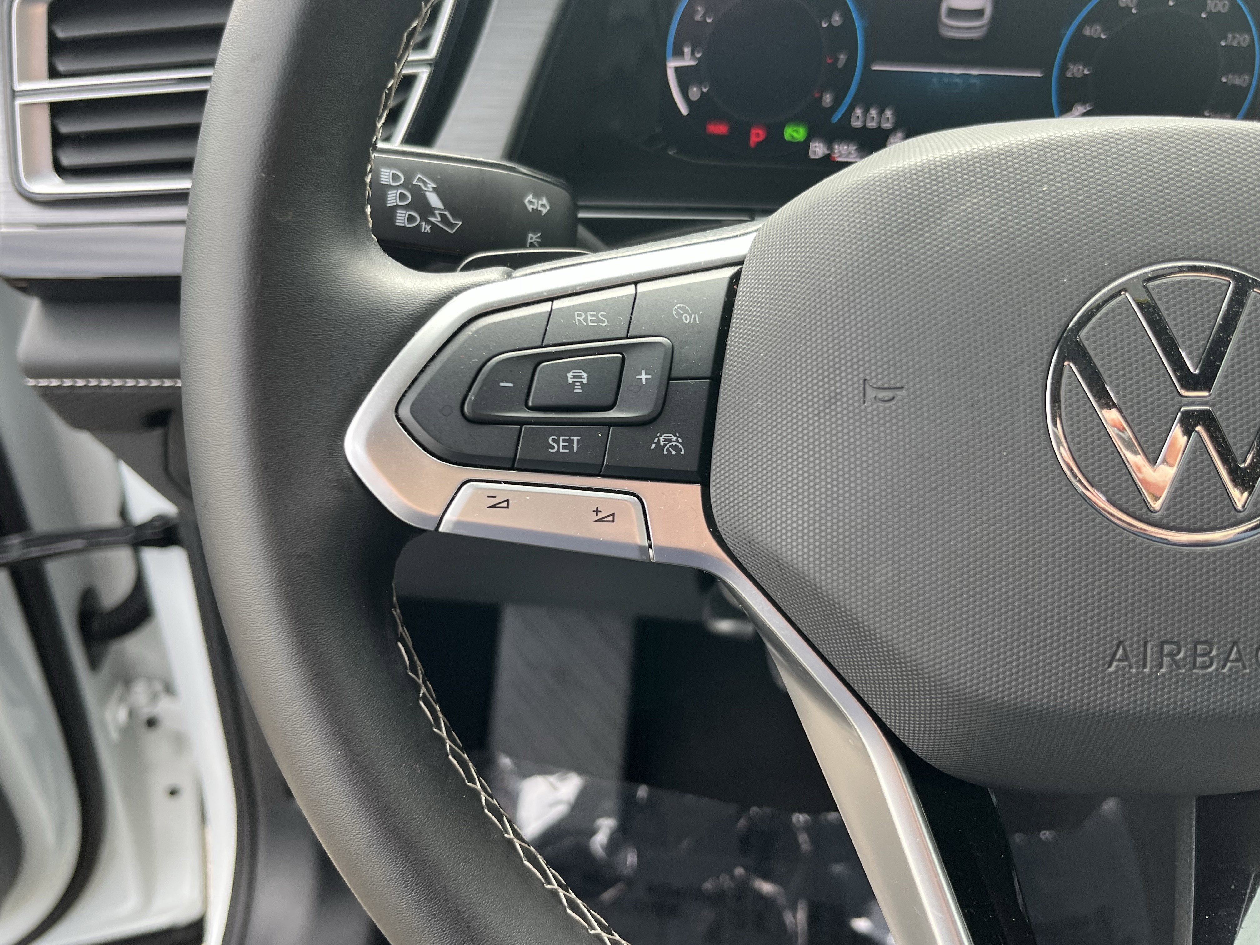 2025 Volkswagen Atlas Cross Sport 2.0T SE w/Technology