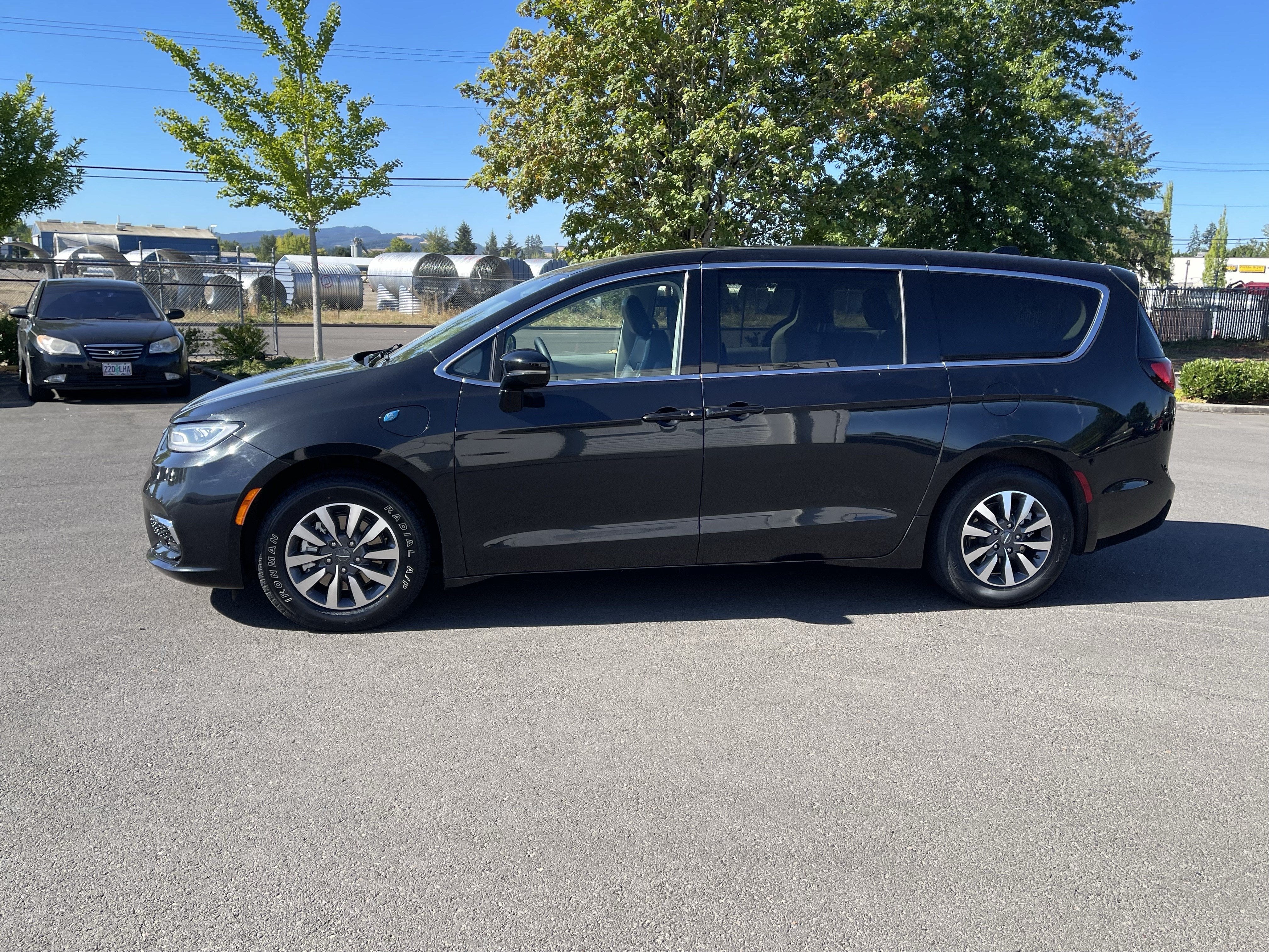 2024 Chrysler Pacifica Hybrid Select