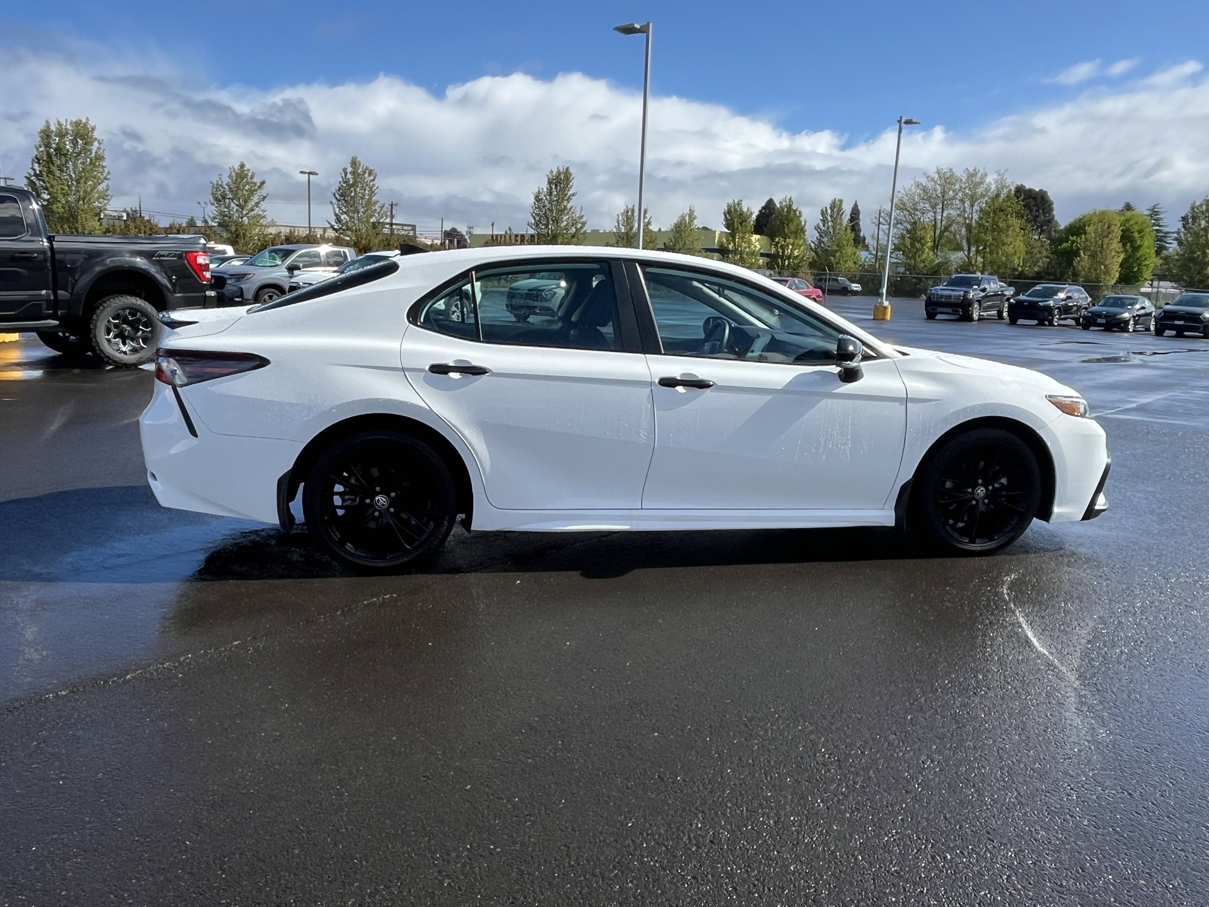 2022 Toyota Camry Hybrid SE