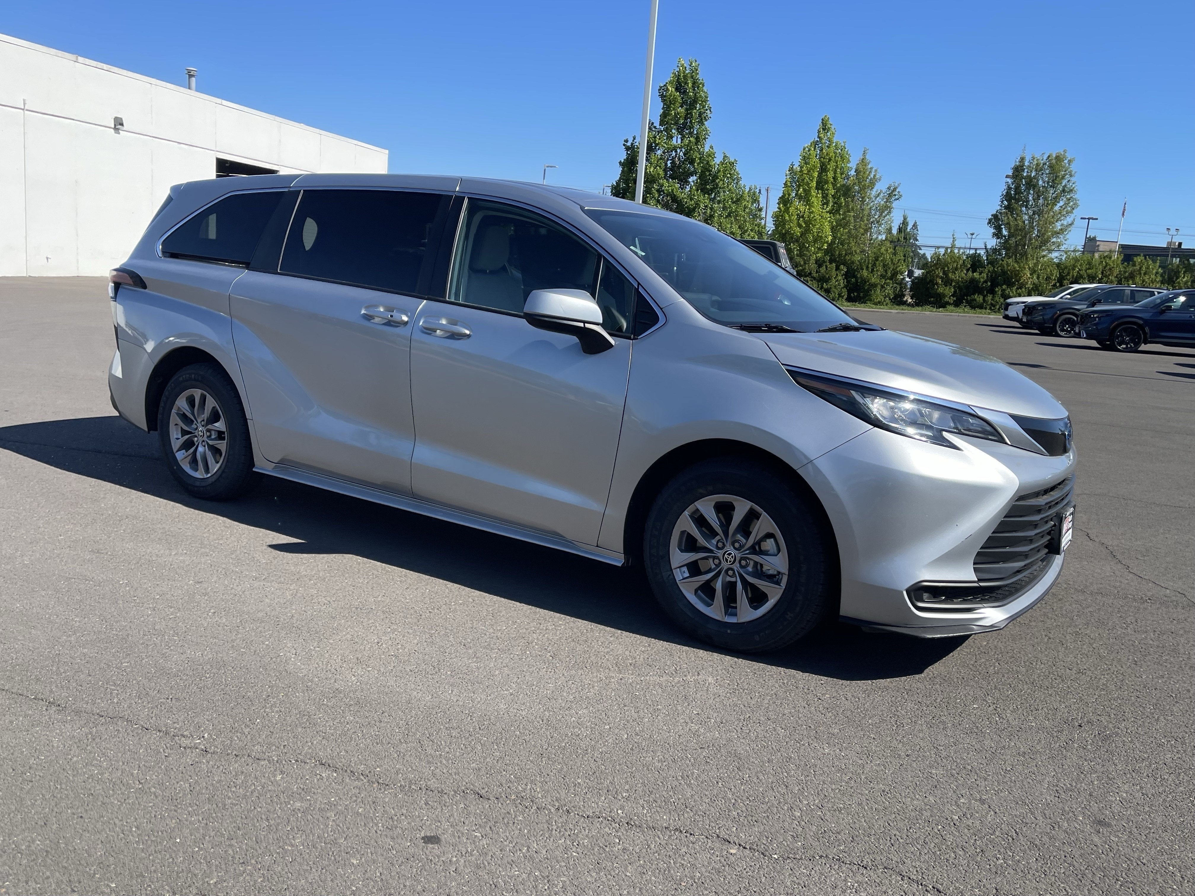 2022 Toyota Sienna LE