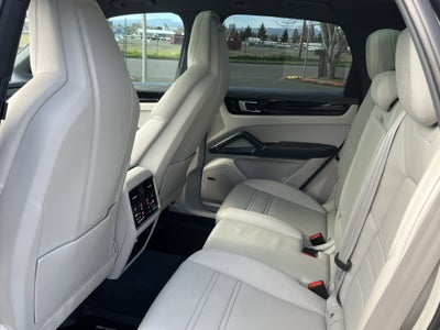 2023 Porsche Cayenne Platinum Edition