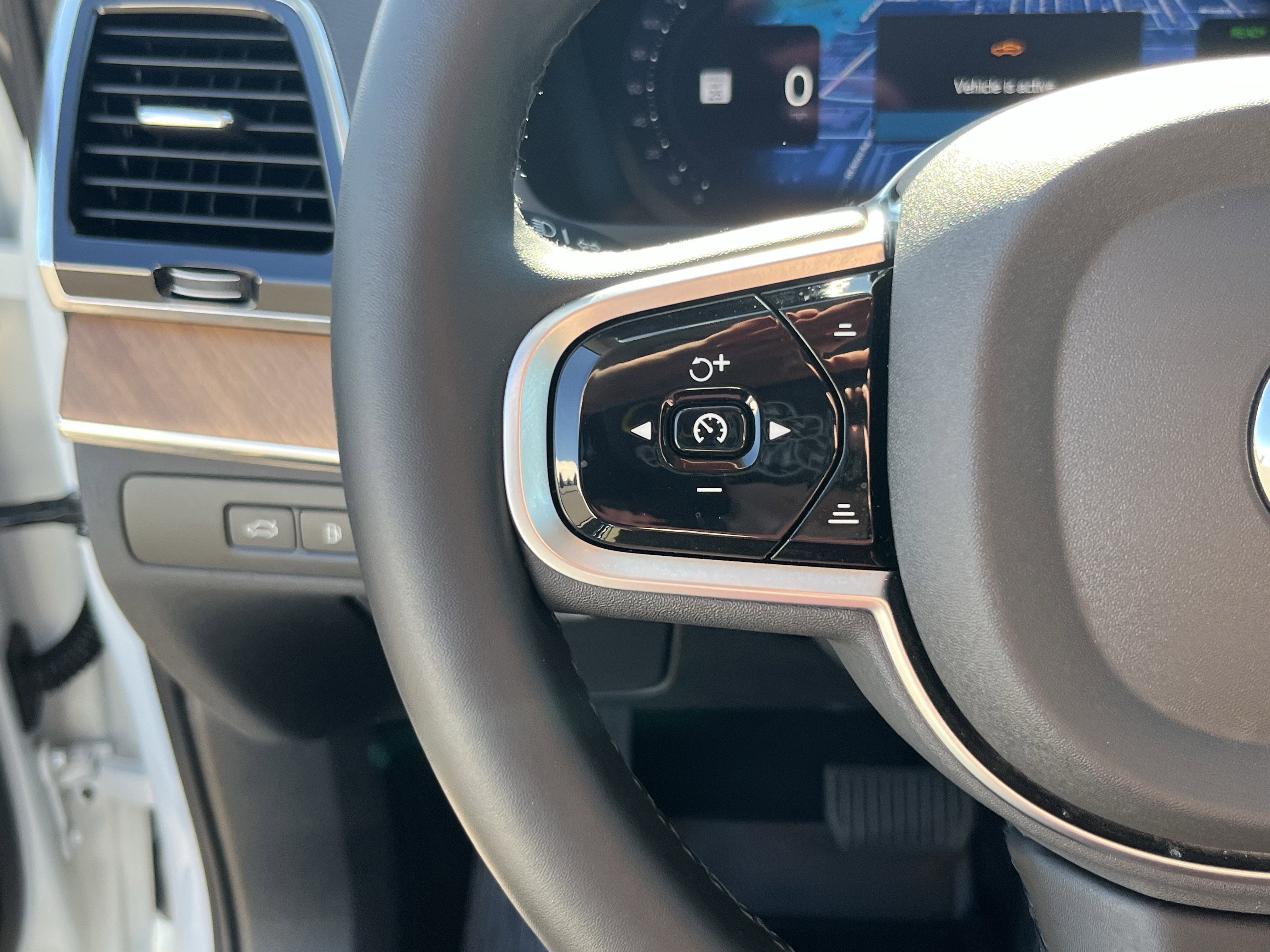 2025 Volvo XC90 Plug-In Hybrid Plus