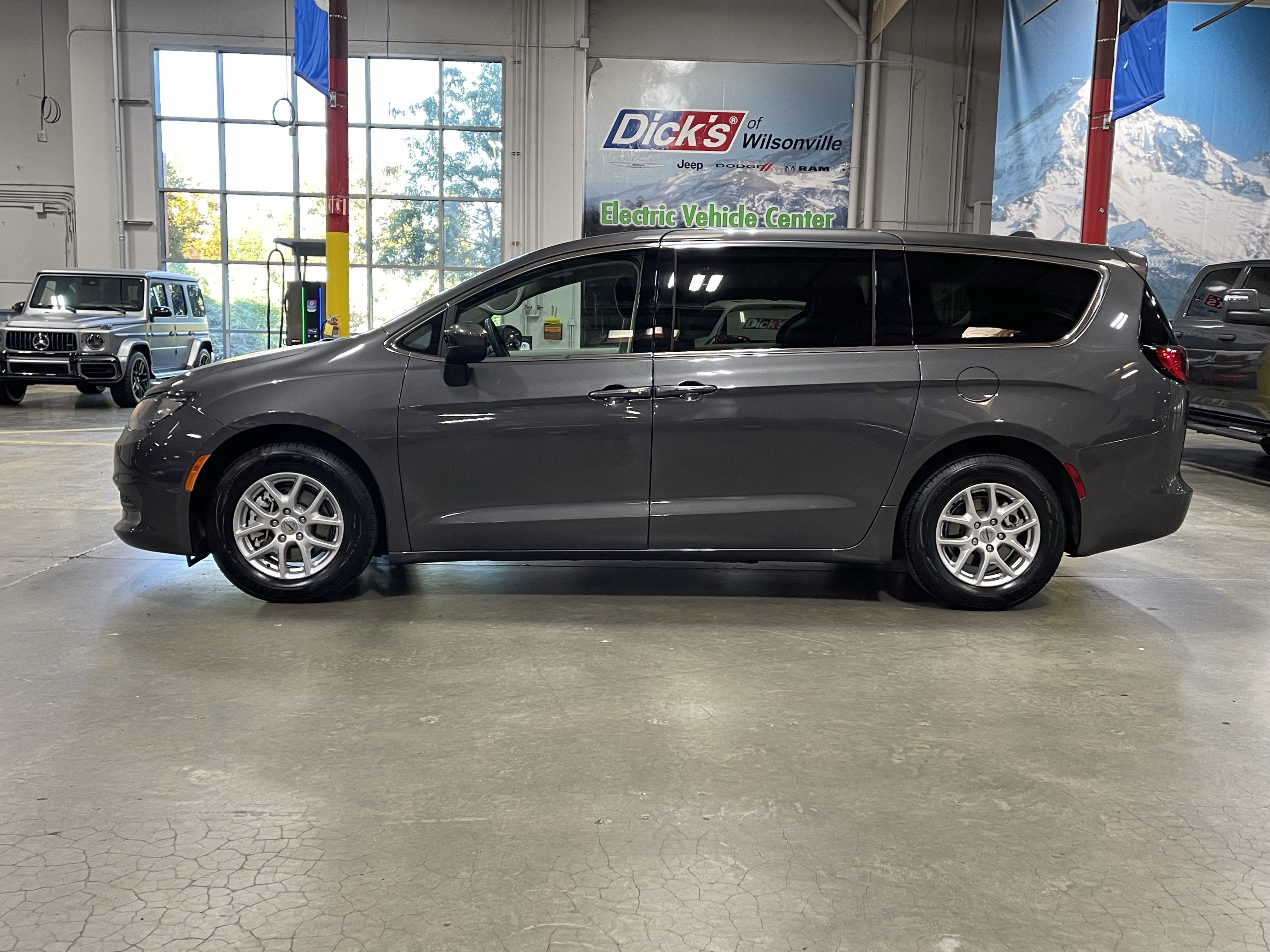 2022 Chrysler Voyager LX