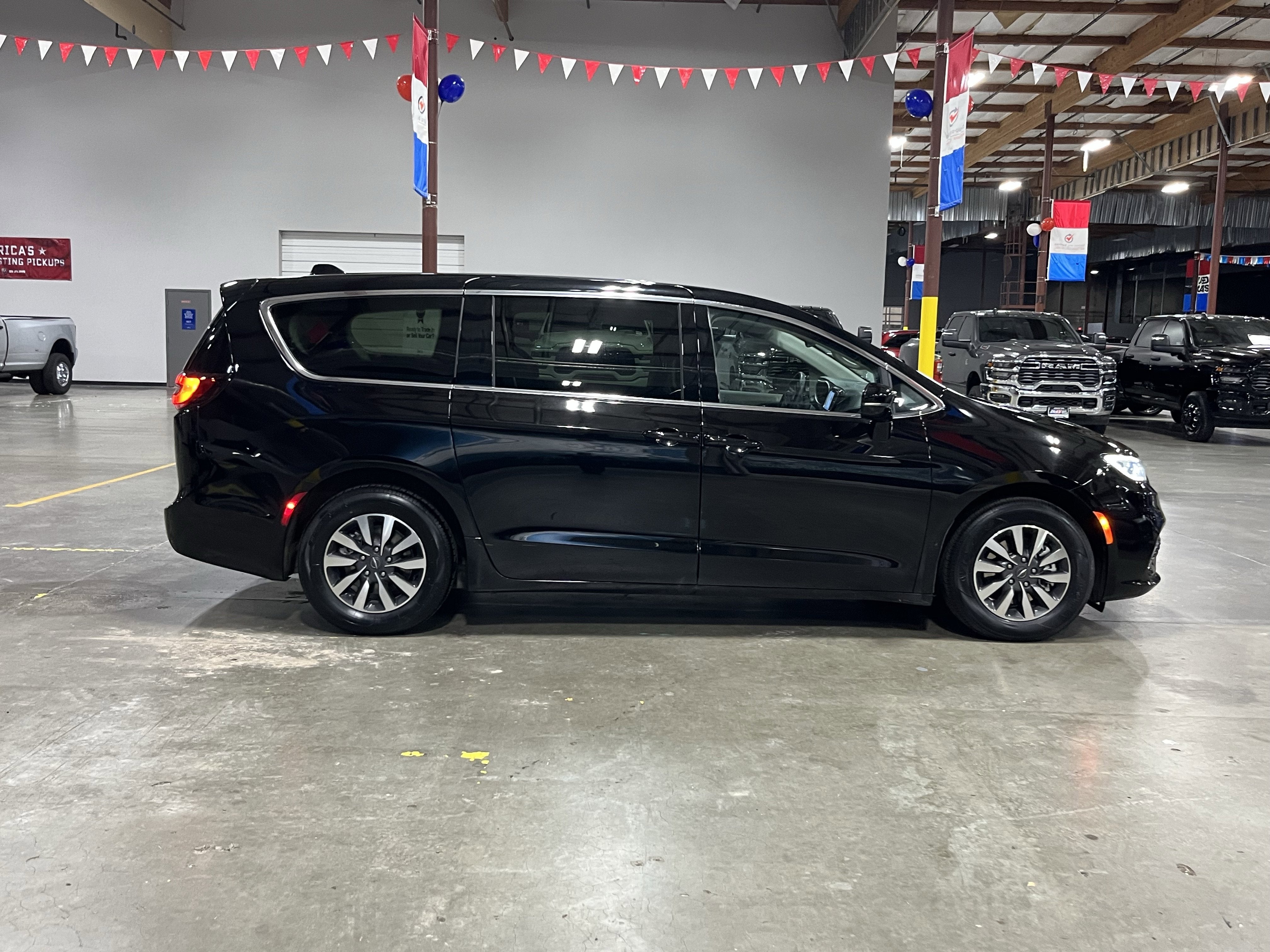 2024 Chrysler Pacifica Hybrid Select
