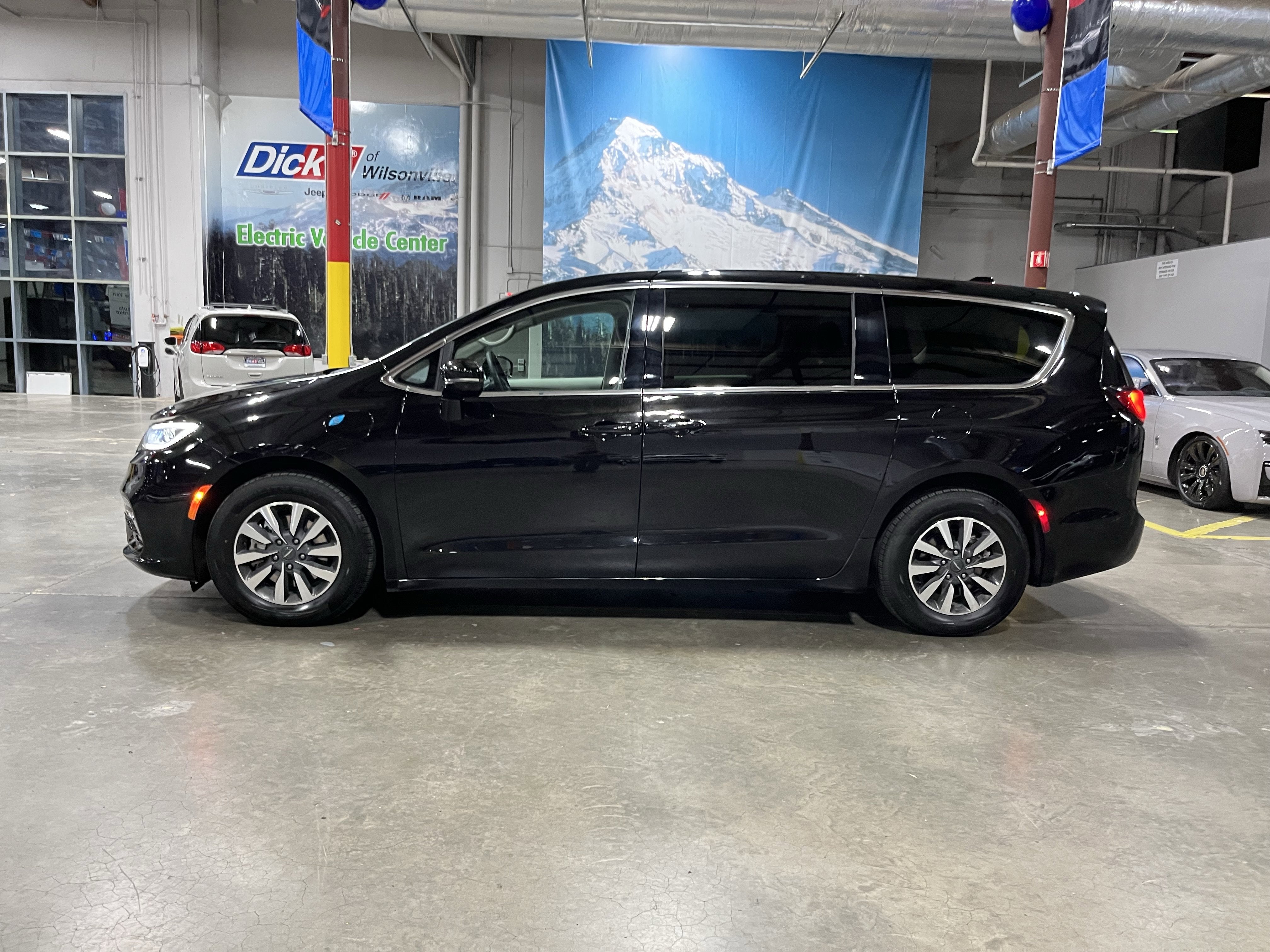 2024 Chrysler Pacifica Hybrid Select