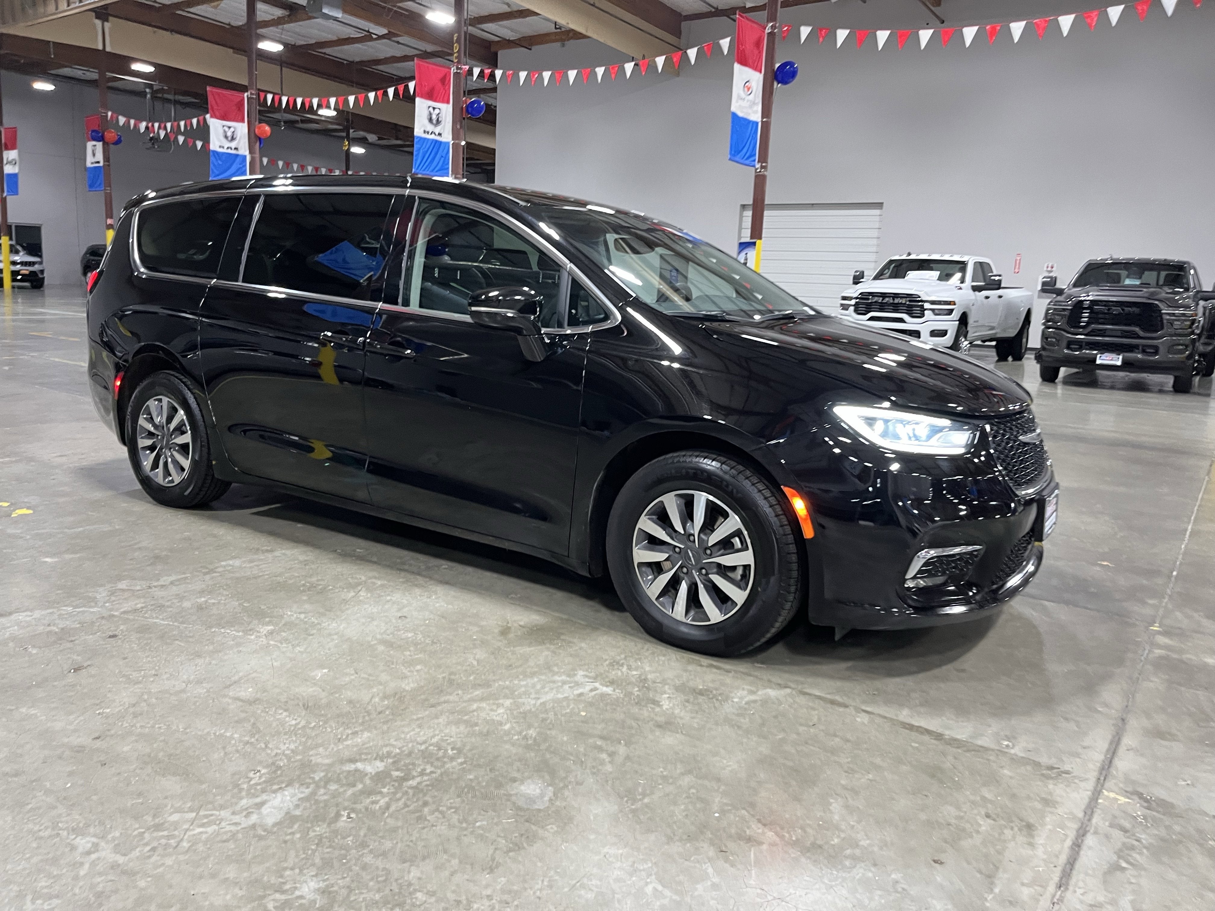 2024 Chrysler Pacifica Hybrid Select