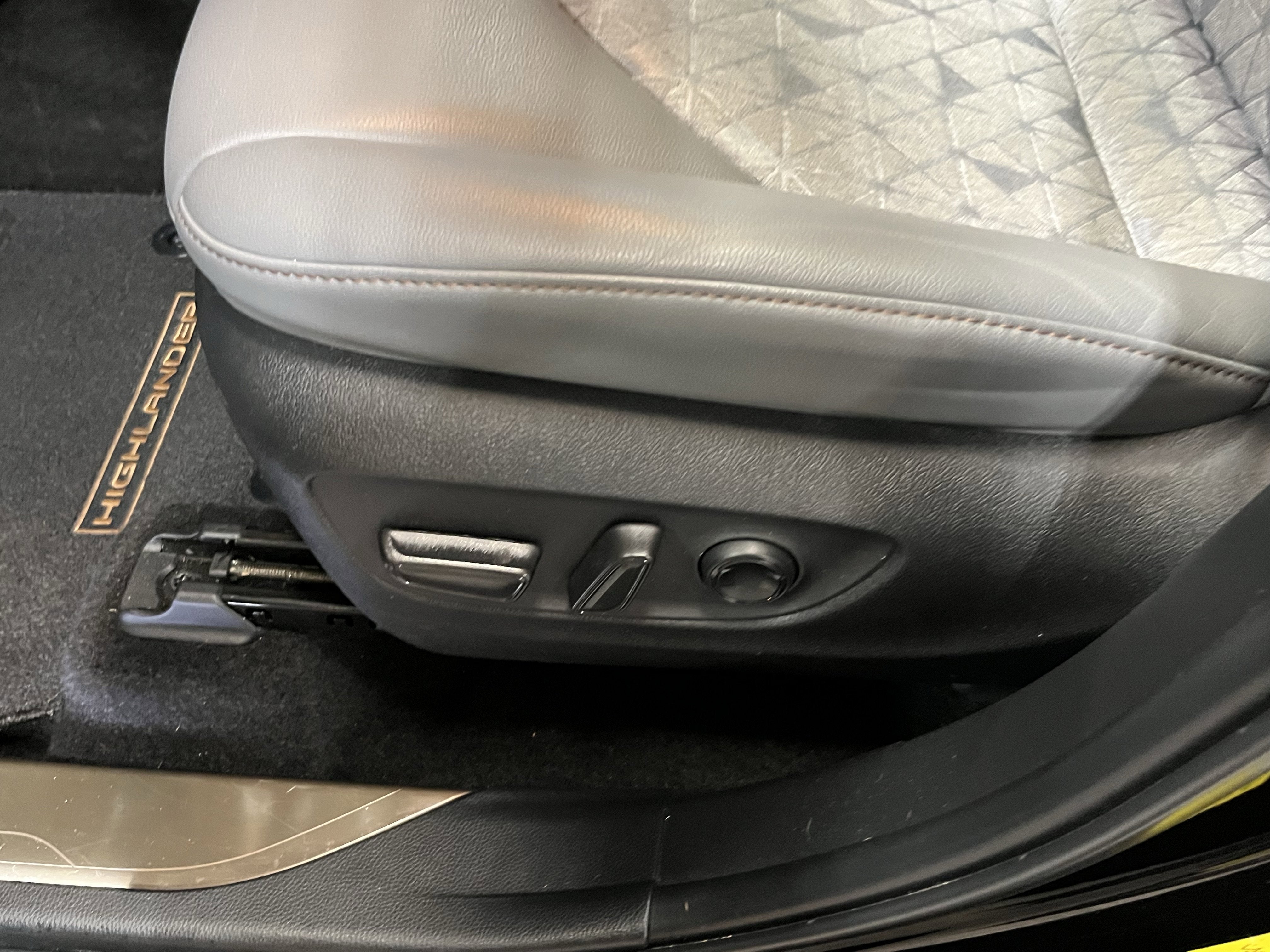 2023 Toyota Highlander Hybrid Bronze Edition