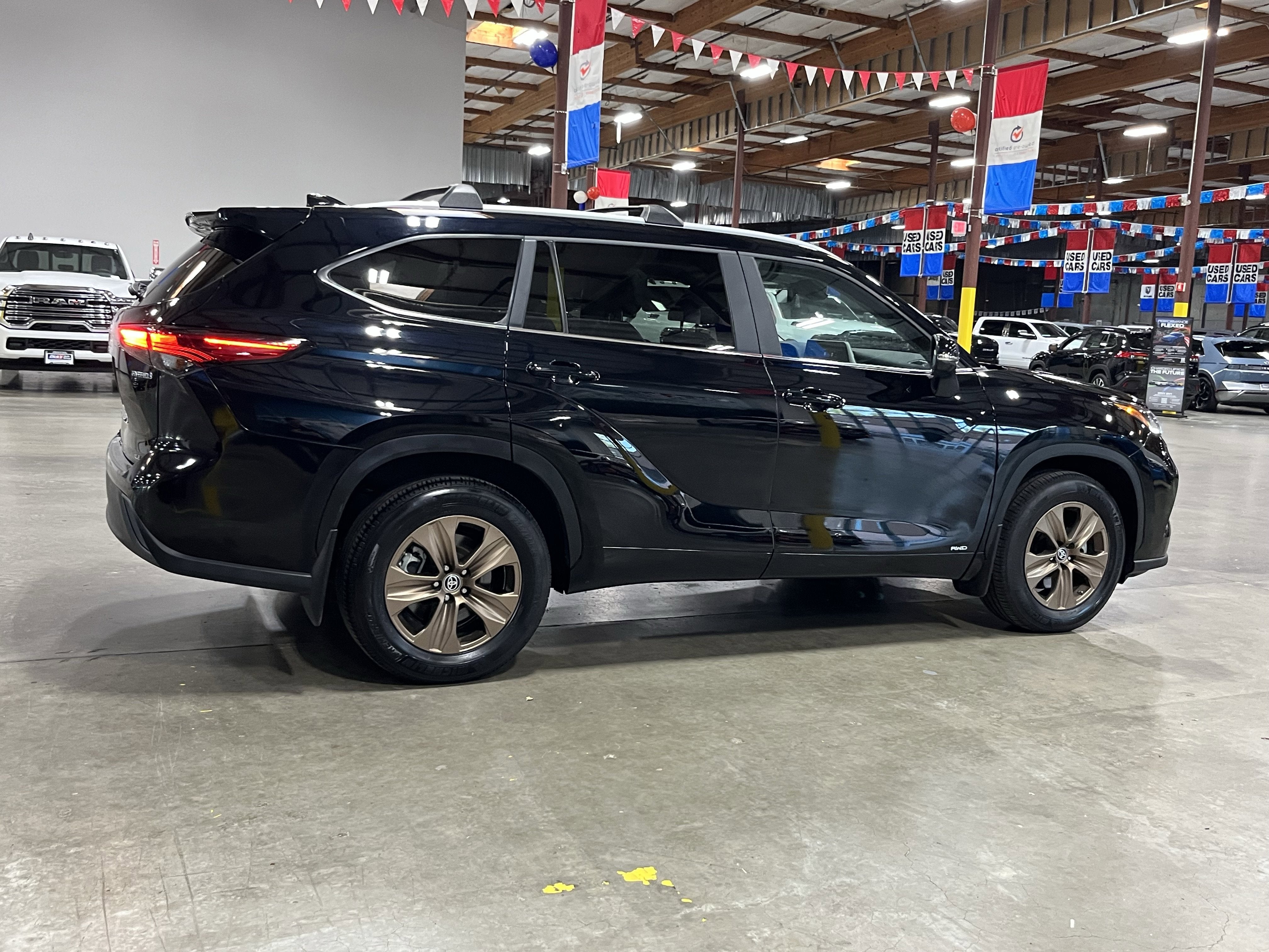 2023 Toyota Highlander Hybrid Bronze Edition