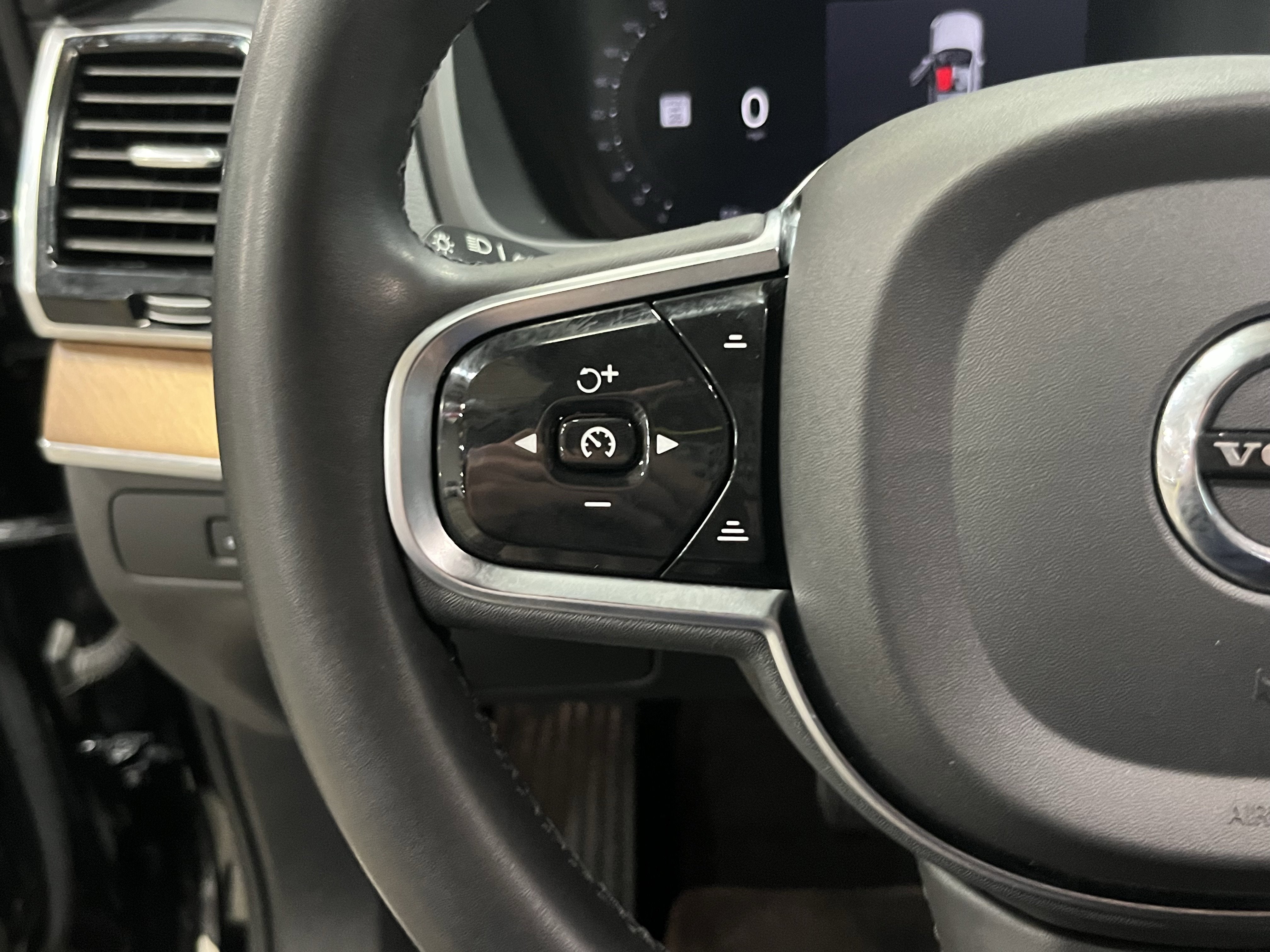 2024 Volvo XC90 B6 Plus Bright Theme